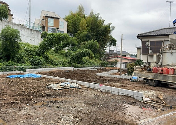 【玄関】玄関は家の顔でもあり、家族以外の目にも止まる場所です。玄関は外との間を仕切る扉、靴などをしまっておく収納スペース、靴脱ぎのたたきスペース、来客とのやり取りをするドアホンなど複数のアイテムからなります。