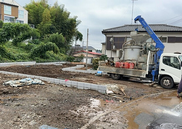 【玄関_2】玄関は、狭すぎると複数人で使いにくく、広すぎても無駄な空間になりがちです。最低2畳を目安にして、家の広さとの兼ね合いや家族の人数を考慮して決めるとよいでしょう。現地を見学して快適な玄関を選びましょう!