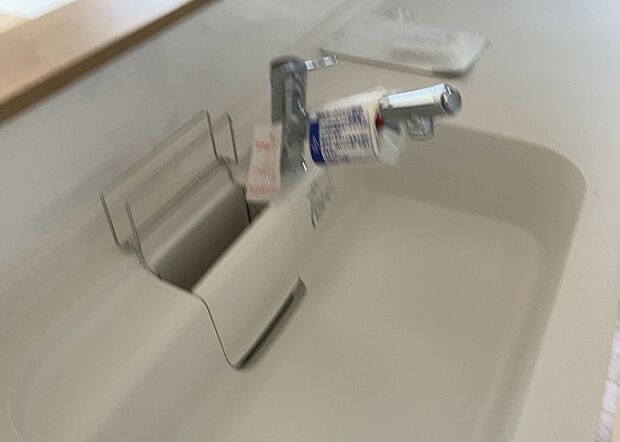 【キッチン水栓】キッチン水栓は、毎日必ず使うものだからこそ、使いやすさが重要です。シャワーヘッドの切り替えがスムーズか、吐水量が調節できるか、水しぶきが飛び散りにくい構造か、浄水機能が付いているかなど、日々の家事を快適にするための機能が数多くあります。また、デザインも多種多様なので、キッチン全体の雰囲気に合わせたものを選ぶことができます。