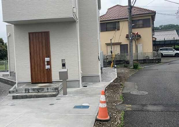 【前面道路含む現地写真_2】お持ちの車種によっては前面道路が広い方が便利でしょう。しかし、前面道路が広ければその分交通量が多くなるため、騒音などが気になる場合があります。実際に現地を見学し、周辺交通量や騒音などを確認しましょう!
