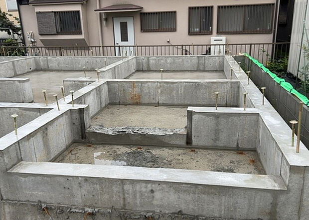【構造・工法・仕様_2】ベタ基礎とは、柱の位置に関係なく全体に基礎がある事を指し、面積が大きい分建物の重さを全体に分散できます。また、地面からの湿気や害虫を遮断でき、木造住宅で心配されるシロアリ被害を防ぐ効果も期待できます。