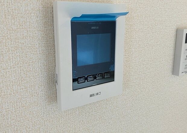 【TVモニター付きインターホン】TVモニター付きインターホンは、来訪者の顔を確認できるだけでなく、音声でやり取りすることもできるため、セキュリティ面で安心できる設備です。モニター画面が大きく見やすいもの、夜間でも来訪者をしっかりと確認できるものなど、機能性を重視したいところです。