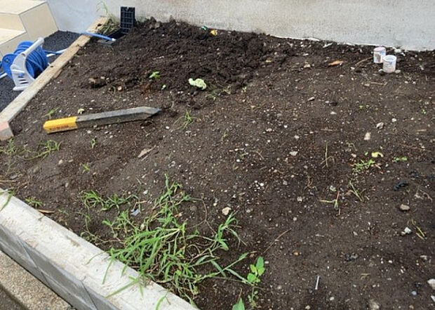 【庭】庭があることでガーデニングや家庭菜園はもちろん、こどもの遊び場やペットを放して遊ぶことができます。また、家の周囲に余裕があるということです。隣地との間があれば、十分な日当たりと、風通しが確保できます。