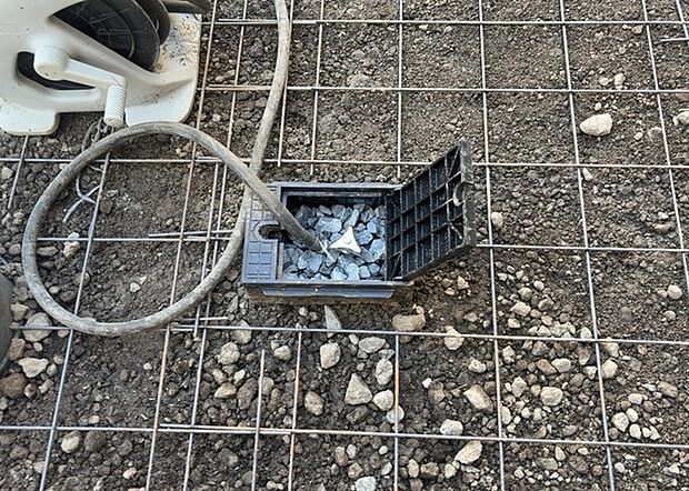 【外水栓】外水栓は、庭の水やりや洗車など、様々な用途に使える便利な設備です。ホースがしっかりと接続できるもの、水圧が安定しているものなど、使い勝手の良いものを選びましょう。また、凍結防止機能が付いているものなら、冬場でも安心して使用できます。