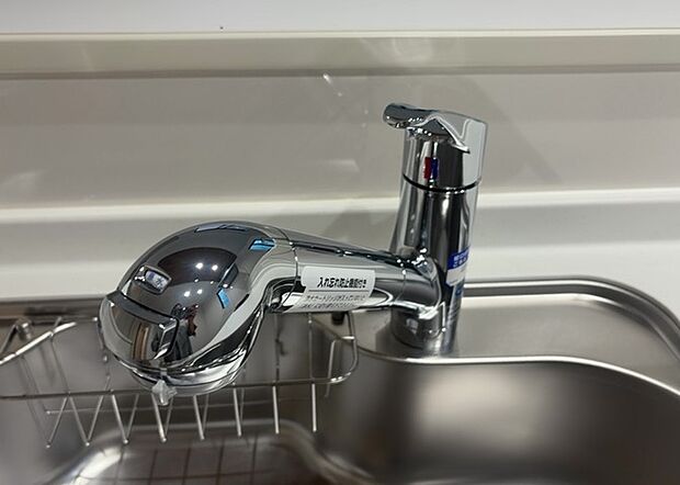 【キッチン水栓】キッチン水栓は、毎日必ず使うものだからこそ、使いやすさが重要です。シャワーヘッドの切り替えがスムーズか、吐水量が調節できるか、水しぶきが飛び散りにくい構造か、浄水機能が付いているかなど、日々の家事を快適にするための機能が数多くあります。また、デザインも多種多様なので、キッチン全体の雰囲気に合わせたものを選ぶことができます。
