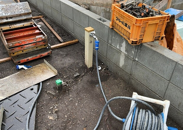 【その他設備】敷地内には、散水栓や立水栓があります。水道水を直接利用できるため、水を運ぶ手間を省くことが出来ます。大量の水を必要とする洗車作業や清掃などに役立ちます。その他設備とあわせて、現地でご確認ください。