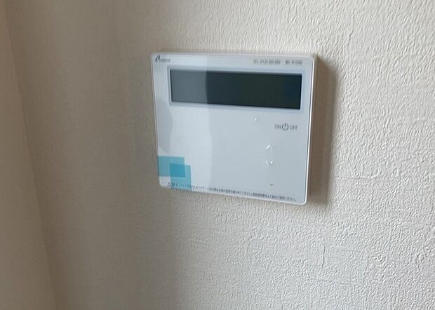 【給湯器リモコン】給湯器リモコンは、お風呂の温度設定やタイマー設定など、お風呂を快適に楽しむために欠かせないものです。液晶画面が大きく見やすいもの、操作ボタンが分かりやすいものなど、使いやすさが重要です。また、エコ機能が付いているものなら、光熱費の節約にもつながります。