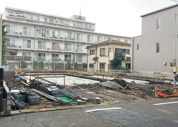 【駐車場】敷地内には、散水栓や立水栓があります。水道水を直接利用できるため、水を運ぶ手間を省くことが出来ます。大量の水を必要とする洗車作業や清掃などに役立ちます。その他設備とあわせて、現地でご確認ください。
