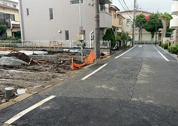 【前面道路含む現地写真_2】お持ちの車種によっては前面道路が広い方が便利でしょう。しかし、前面道路が広ければその分交通量が多くなるため、騒音などが気になる場合があります。実際に現地を見学し、周辺交通量や騒音などを確認しましょう!