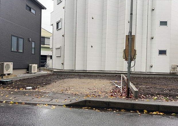 【玄関_2】玄関は、狭すぎると複数人で使いにくく、広すぎても無駄な空間になりがちです。最低2畳を目安にして、家の広さとの兼ね合いや家族の人数を考慮して決めるとよいでしょう。現地を見学して快適な玄関を選びましょう!