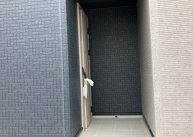 【玄関】玄関は家の顔でもあり、家族以外の目にも止まる場所です。玄関は外との間を仕切る扉、靴などをしまっておく収納スペース、靴脱ぎのたたきスペース、来客とのやり取りをするドアホンなど複数のアイテムからなります。