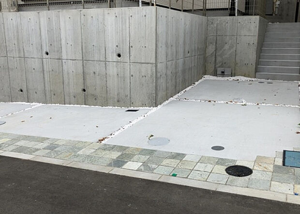 【駐車場_2】駐車場と明記されていても、最小スペースでつくられた駐車場だと大型車は駐車できなかったり、出入りしにくくなったりする可能性があります。お車のサイズと購入したい物件の駐車場のサイズを現地で確認しましょう。