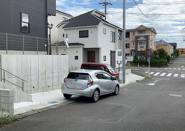 【前面道路含む現地写真_2】前面道路の幅員や歩道の有無、近隣の建物との距離感などは、実際の生活の利便性や安全性に大きく影響します。複数のアングルから前面道路の状況を確認することで、より具体的に生活イメージを描けます。