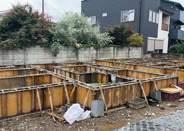 【外観_3】現地に行くなら、物件の周囲の地形がどうなっているかを見ることも大切です。周辺より低くなっている土地では、大雨などで水が集まりやすいため、地盤が弱くなっているということも考えられるため、注意が必要です。