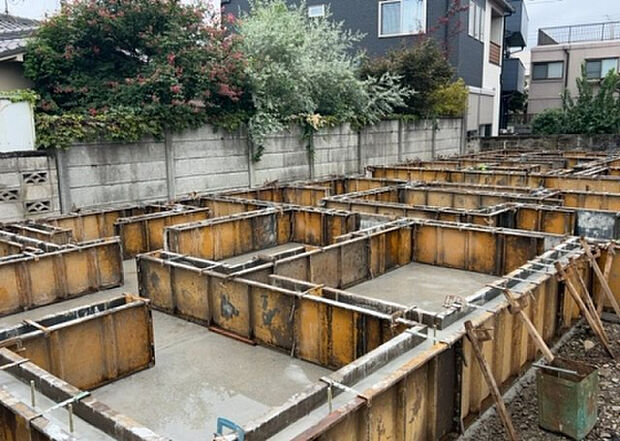 【構造・工法・仕様_2】ベタ基礎とは、柱の位置に関係なく全体に基礎がある事を指し、面積が大きい分建物の重さを全体に分散できます。また、地面からの湿気や害虫を遮断でき、木造住宅で心配されるシロアリ被害を防ぐ効果も期待できます。
