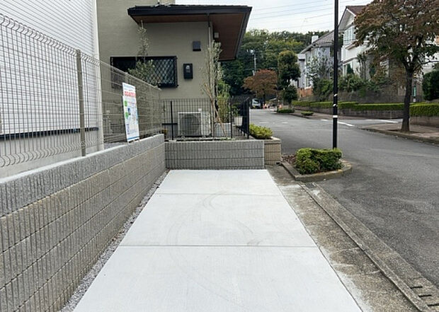 【駐車場】駐車場と明記されていても、最小スペースでつくられた駐車場だと大型車は駐車できなかったり、出入りしにくくなったりする可能性があります。お車のサイズと購入したい物件の駐車場のサイズを現地で確認しましょう。