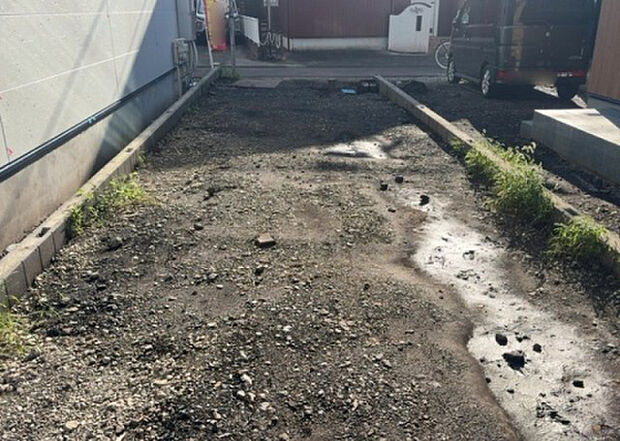 【駐車場】駐車場と明記されていても、最小スペースでつくられた駐車場だと大型車は駐車できなかったり、出入りしにくくなったりする可能性があります。お車のサイズと購入したい物件の駐車場のサイズを現地で確認しましょう。