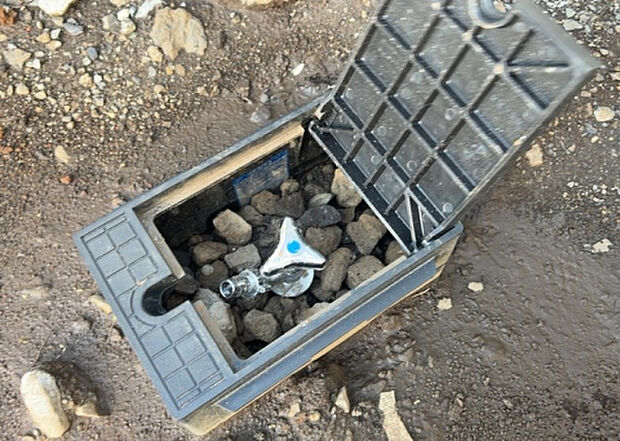 【その他設備】敷地内には、散水栓や立水栓があります。水道水を直接利用できるため、水を運ぶ手間を省くことが出来ます。大量の水を必要とする洗車作業や清掃などに役立ちます。その他設備とあわせて、現地でご確認ください。
