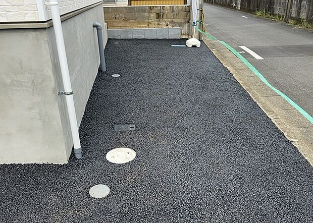 【外水栓】外水栓は、庭の水やりや洗車など、様々な用途に使える便利な設備です。ホースがしっかりと接続できるもの、水圧が安定しているものなど、使い勝手の良いものを選びましょう。また、凍結防止機能が付いているものなら、冬場でも安心して使用できます。