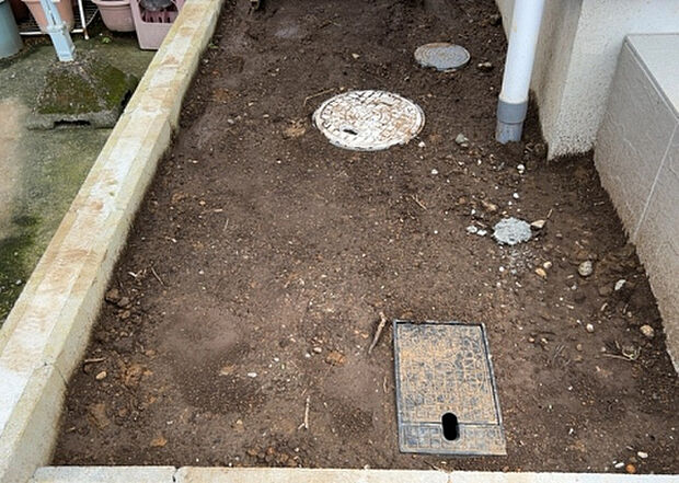 【その他設備】敷地内には、散水栓や立水栓があります。水道水を直接利用できるため、水を運ぶ手間を省くことが出来ます。大量の水を必要とする洗車作業や清掃などに役立ちます。その他設備とあわせて、現地でご確認ください。