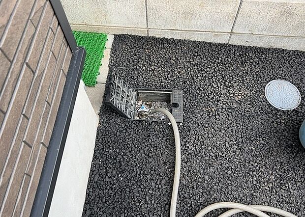【外水栓】外水栓は、庭の水やりや洗車など、様々な用途に使える便利な設備です。ホースがしっかりと接続できるもの、水圧が安定しているものなど、使い勝手の良いものを選びましょう。また、凍結防止機能が付いているものなら、冬場でも安心して使用できます。