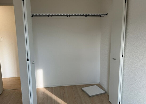 【ウォークインクローゼット】ウォークインクローゼットがあれば、クローゼット内でコーディネートが完成できますし、季節の変わり目に行う衣替えの手間も省けます。また、スーツケースなど大きいものもしまうことができ使い勝手がよいです。