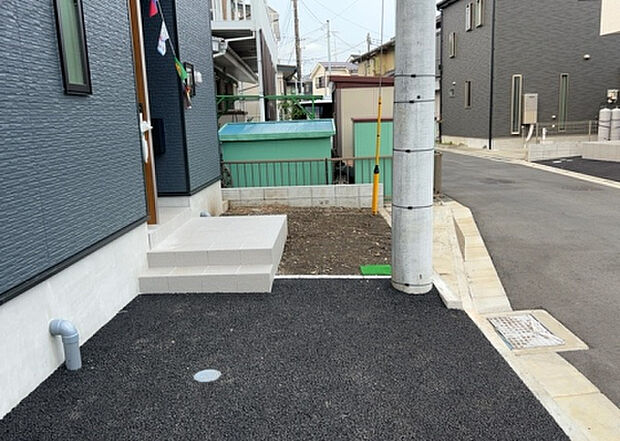 【庭】庭があることでガーデニングや家庭菜園はもちろん、こどもの遊び場やペットを放して遊ぶことができます。また、家の周囲に余裕があるということです。隣地との間があれば、十分な日当たりと、風通しが確保できます。