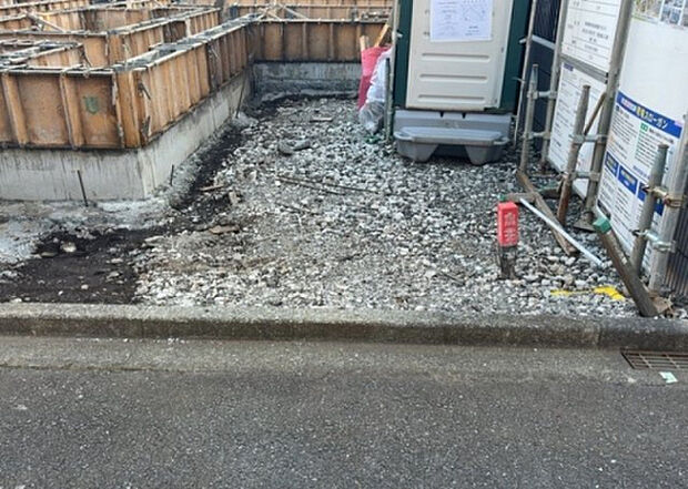 【駐車場_2】駐車場と明記されていても、最小スペースでつくられた駐車場だと大型車は駐車できなかったり、出入りしにくくなったりする可能性があります。お車のサイズと購入したい物件の駐車場のサイズを現地で確認しましょう。