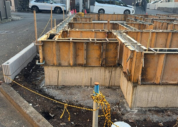 【玄関_2】玄関は、狭すぎると複数人で使いにくく、広すぎても無駄な空間になりがちです。最低2畳を目安にして、家の広さとの兼ね合いや家族の人数を考慮して決めるとよいでしょう。現地を見学して快適な玄関を選びましょう!
