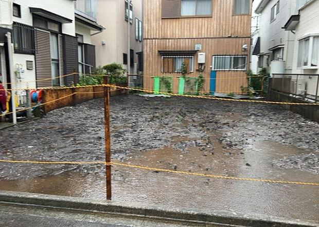 【構造・工法・仕様_2】ベタ基礎とは、柱の位置に関係なく全体に基礎がある事を指し、面積が大きい分建物の重さを全体に分散できます。また、地面からの湿気や害虫を遮断でき、木造住宅で心配されるシロアリ被害を防ぐ効果も期待できます。