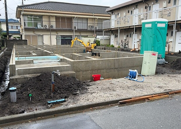 【構造・工法・仕様_2】ベタ基礎とは、柱の位置に関係なく全体に基礎がある事を指し、面積が大きい分建物の重さを全体に分散できます。また、地面からの湿気や害虫を遮断でき、木造住宅で心配されるシロアリ被害を防ぐ効果も期待できます。