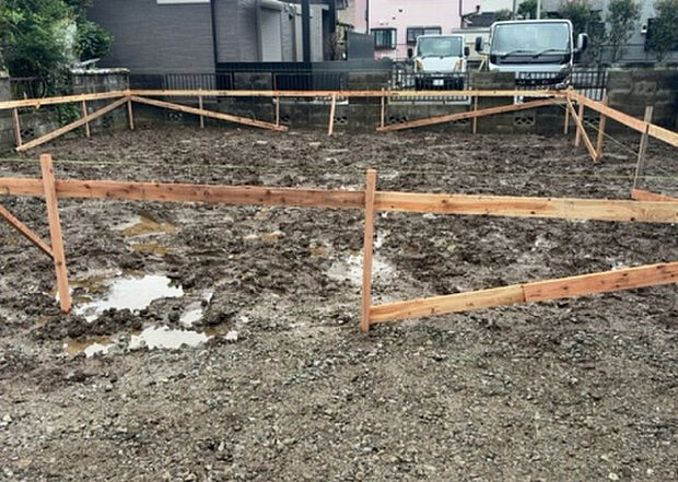 【外観_3】現地に行くなら、物件の周囲の地形がどうなっているかを見ることも大切です。周辺より低くなっている土地では、大雨などで水が集まりやすいため、地盤が弱くなっているということも考えられるため、注意が必要です。