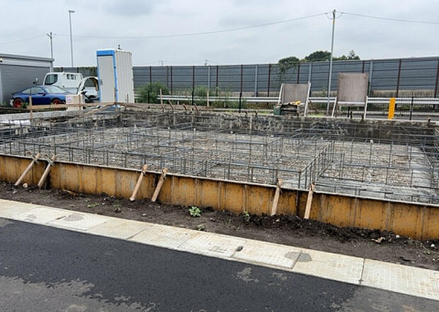 【構造・工法・仕様_2】ベタ基礎とは、柱の位置に関係なく全体に基礎がある事を指し、面積が大きい分建物の重さを全体に分散できます。また、地面からの湿気や害虫を遮断でき、木造住宅で心配されるシロアリ被害を防ぐ効果も期待できます。