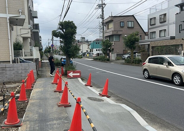 【前面道路含む現地写真_2】前面道路の幅員や歩道の有無、近隣の建物との距離感などは、実際の生活の利便性や安全性に大きく影響します。複数のアングルから前面道路の状況を確認することで、より具体的に生活イメージを描けます。