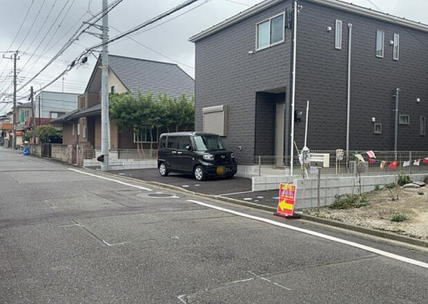 【前面道路含む現地写真_2】お持ちの車種によっては前面道路が広い方が便利でしょう。しかし、前面道路が広ければその分交通量が多くなるため、騒音などが気になる場合があります。実際に現地を見学し、周辺交通量や騒音などを確認しましょう！