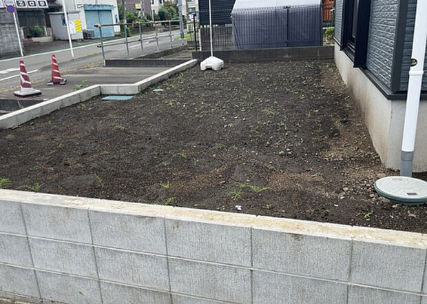 【庭】庭があることでガーデニングや家庭菜園はもちろん、こどもの遊び場やペットを放して遊ぶことができます。また、家の周囲に余裕があるということです。隣地との間があれば、十分な日当たりと、風通しが確保できます。