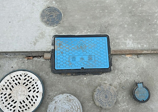 【その他設備】敷地内には、散水栓や立水栓があります。水道水を直接利用できるため、水を運ぶ手間を省くことが出来ます。大量の水を必要とする洗車作業や清掃などに役立ちます。その他設備とあわせて、現地でご確認ください。