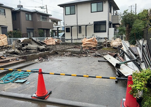 【外観_3】現地に行くなら、物件の周囲の地形がどうなっているかを見ることも大切です。周辺より低くなっている土地では、大雨などで水が集まりやすいため、地盤が弱くなっているということも考えられるため、注意が必要です。