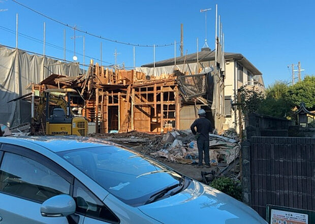 【前面道路含む現地写真_2】前面道路の幅員や歩道の有無、近隣の建物との距離感などは、実際の生活の利便性や安全性に大きく影響します。複数のアングルから前面道路の状況を確認することで、より具体的に生活イメージを描けます。