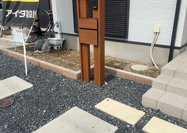 【庭】庭があることでガーデニングや家庭菜園はもちろん、こどもの遊び場やペットを放して遊ぶことができます。また、家の周囲に余裕があるということです。隣地との間があれば、十分な日当たりと、風通しが確保できます。