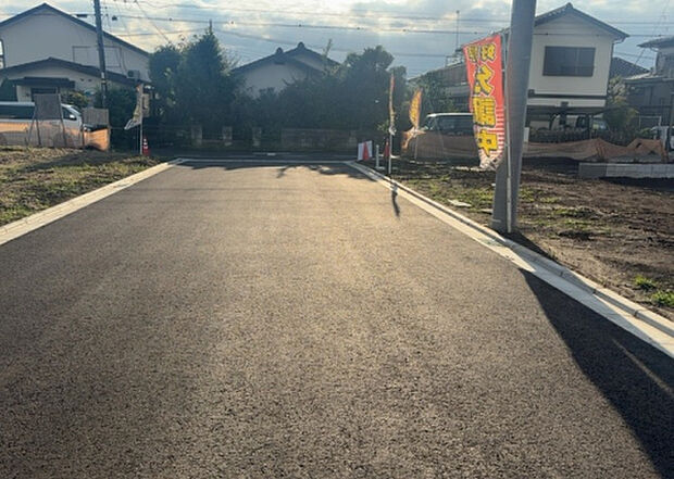 【前面道路含む現地写真_2】前面道路の幅員や歩道の有無、近隣の建物との距離感などは、実際の生活の利便性や安全性に大きく影響します。複数のアングルから前面道路の状況を確認することで、より具体的に生活イメージを描けます。