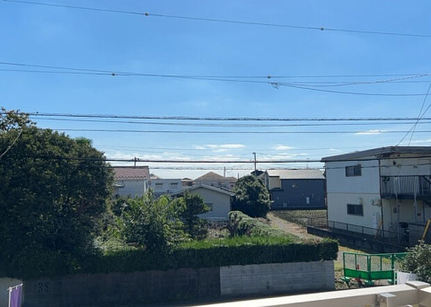 【物件からの展望】眺望を気にして物件を探す場合、前面に建物が建っていないか現地で確認しましょう!前面に建物があると景色はもちろん、日当たりや風通しにも影響が出てきます。住んだ時のことを想像しながら現地見学をしましょう。