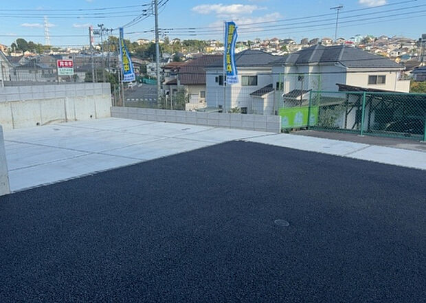 【前面道路含む現地写真_2】お持ちの車種によっては前面道路が広い方が便利でしょう。しかし、前面道路が広ければその分交通量が多くなるため、騒音などが気になる場合があります。実際に現地を見学し、周辺交通量や騒音などを確認しましょう！