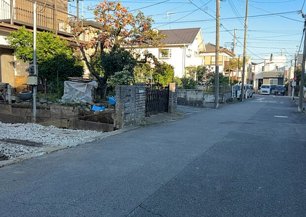 【前面道路含む現地写真_2】前面道路の幅員や歩道の有無、近隣の建物との距離感などは、実際の生活の利便性や安全性に大きく影響します。複数のアングルから前面道路の状況を確認することで、より具体的に生活イメージを描けます。