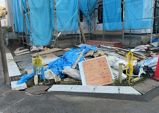 【駐車場_2】駐車場と明記されていても、最小スペースでつくられた駐車場だと大型車は駐車できなかったり、出入りしにくくなったりする可能性があります。お車のサイズと購入したい物件の駐車場のサイズを現地で確認しましょう。