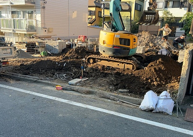 【玄関_2】玄関は、狭すぎると複数人で使いにくく、広すぎても無駄な空間になりがちです。最低2畳を目安にして、家の広さとの兼ね合いや家族の人数を考慮して決めるとよいでしょう。現地を見学して快適な玄関を選びましょう!