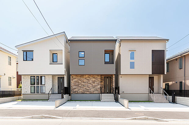 T3（ご成約済み）、T-2、T-1／横列の不揃い具合や歪な板面が特徴的な外壁と、陰影を加えたシンプルなテクスチャーが外観を表情豊かに彩ります。色褪せを防ぐパワーコートに親水性をプラスして美しさをキープ