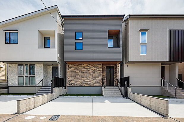 T-2／小幅の板を重ね張り合わせたボーダーラップに、斧で手割りした板をイメージした板面がアクセント。ナチュラル感あふれる個性的なデザインです