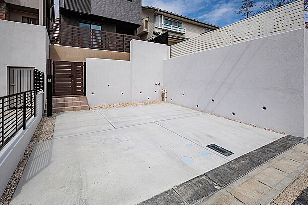 T-3／ゆったりと2台停められる駐車場は、壁を高くすることでプライバシーを確保。周りからの視線も遮ることができるので、お出かけの際も安心です。散水栓＆電気自動車充電用コンセントも装備されています。