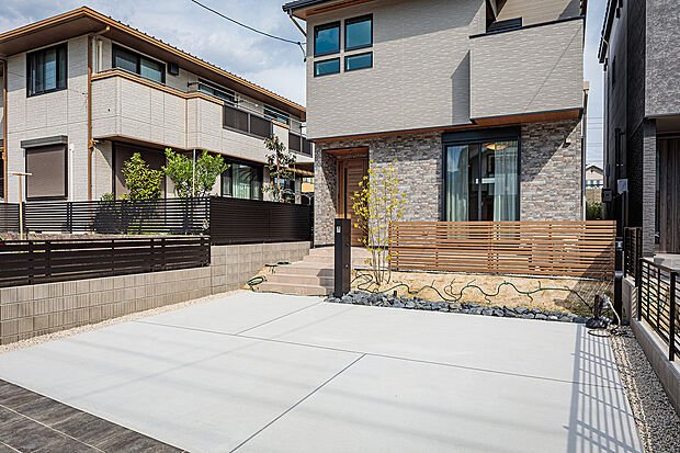 T-1／石目の外壁が映えるスタイリッシュな一邸。広々とした駐車スペースは3台並列駐車が可能で、来客時も安心です。お子さんの遊び場やガーデニングも楽しめるお庭も完備。